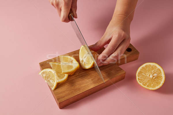 Cítricos naturales limón tabla de cortar femenino manos Foto stock © artjazz