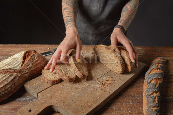 Baker salvado pan manos mujer tatuajes Foto stock © artjazz