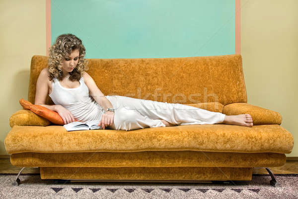 Stockfoto: Jonge · vrouw · lezing · boek · sofa · kleur · vrouwelijke