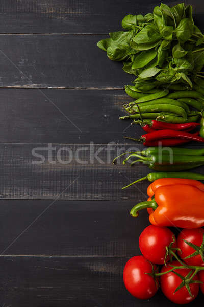 Foto d'archivio: Basilico · dolce · peperoncino · pomodorini · buio · legno