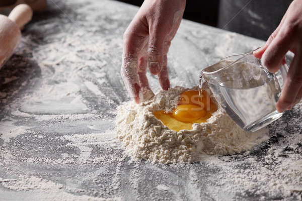ストックフォト: 手 · 水 · 小麦粉 · 台所用テーブル · 準備