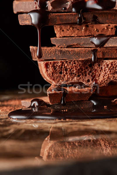 Foto d'archivio: Rotto · pezzi · cioccolato · sciroppo · di · cioccolato · cioccolato · fondente