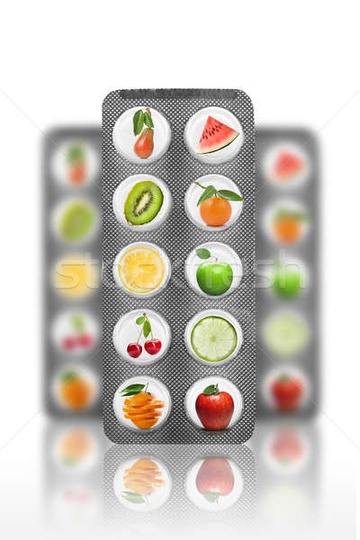 Foto stock: Naturalismo · pílulas · vitaminas · frutas · isolado · branco