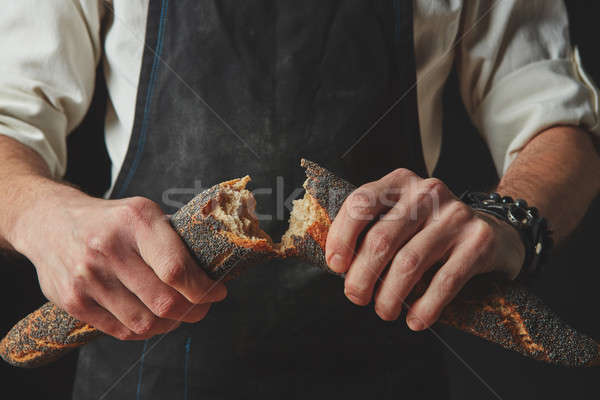 Kezek férfiak törik francia kenyér sötét férfi Stock fotó © artjazz