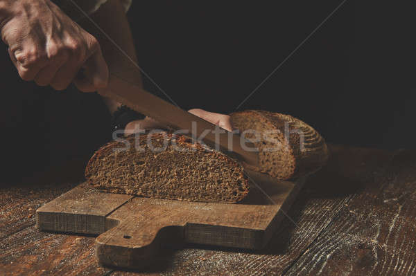 Stockfoto: Handen · gesneden · eigengemaakt · donkere · brood · vers