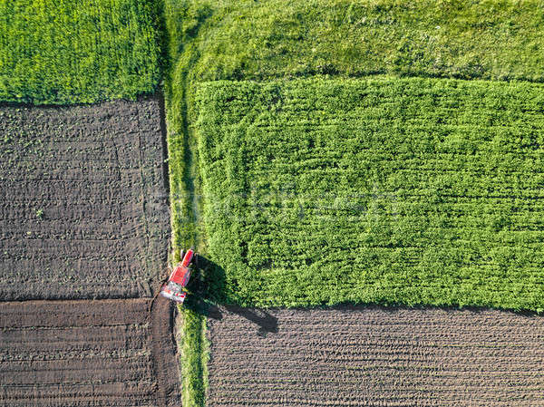 Landwirtschaft Luftbild Ackerland Frühling kultiviert Zugmaschine Stock foto © artjazz