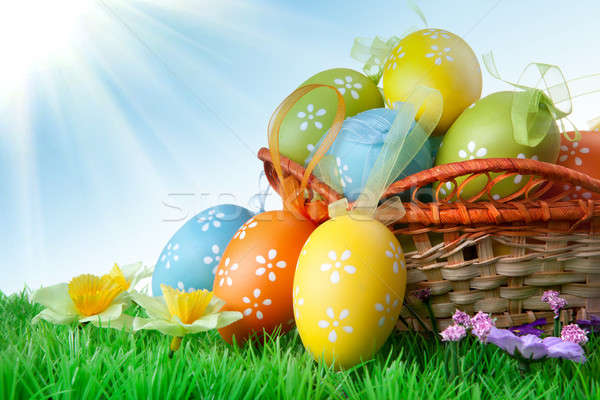 Foto d'archivio: Colore · easter · eggs · basket · cielo · blu · nubi · Pasqua