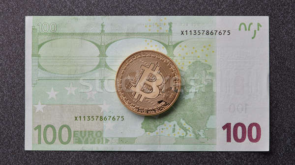 Goud bitcoin een honderd euro bankbiljet Stockfoto © artjazz