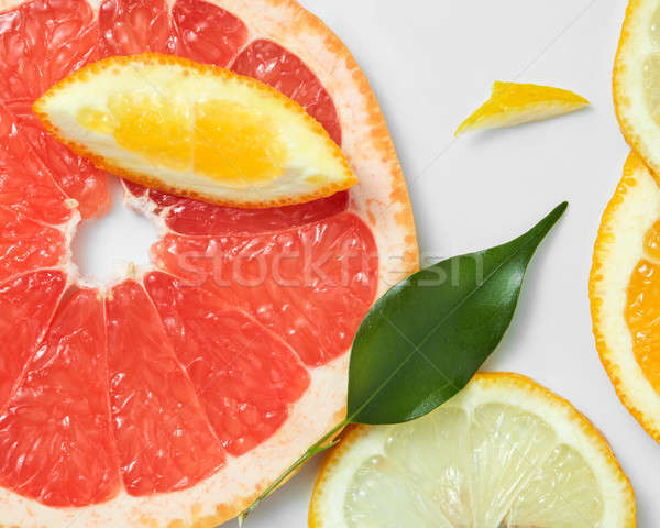 Citrus gyümölcs szeletek citromok narancsok grapefruit fehér Stock fotó © artjazz