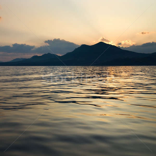 Manzara deniz dağlar gün batımı güneş ışık Stok fotoğraf © artjazz