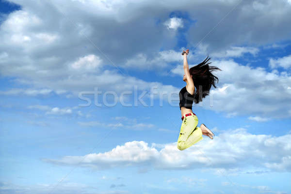 [[stock_photo]]: Jeune · fille · sautant · ciel · bleu · nuages · ciel · herbe