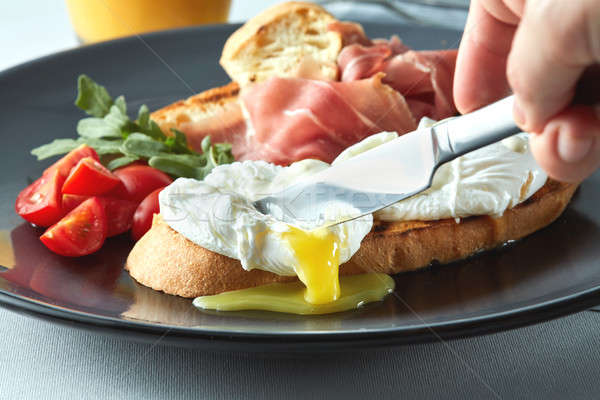 Café da manhã ovo pão brinde mão Foto stock © artjazz