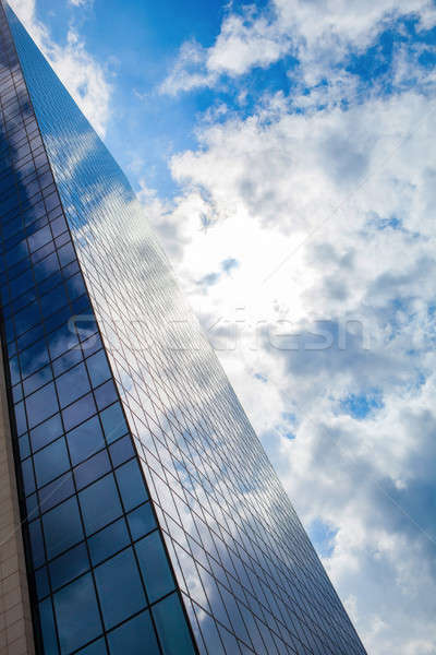 Modernen geräuchert Glas Bürogebäude blau bewölkt Stock foto © artjazz