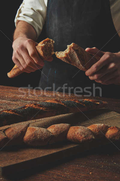 Foto stock: Masculina · manos · romper · baguette · hombre · casa