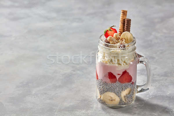 Bananów pochlebca nasion truskawki jogurt szkła Zdjęcia stock © artjazz