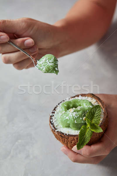 Meisjes handen houden kokosnoot shell groene Stockfoto © artjazz