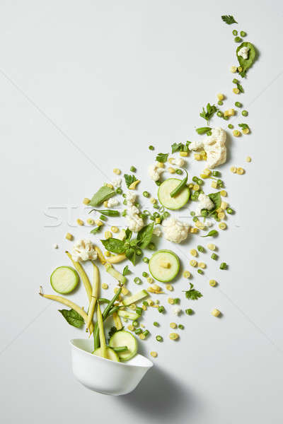 Fresco verde vegetal salada voador fora Foto stock © artjazz