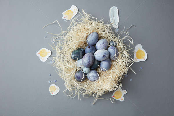 Pintado huevos de Pascua nido superior vista azul Foto stock © artjazz