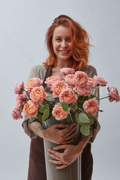 Foto stock: Grande · jarrón · rosa · flores · alrededor