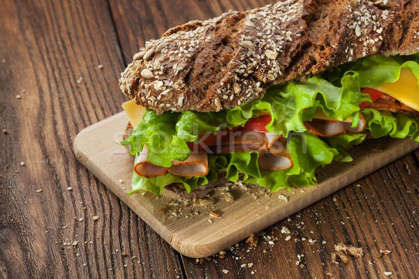 Sandwich table en bois tranches fraîches tomates jambon Photo stock © artjazz