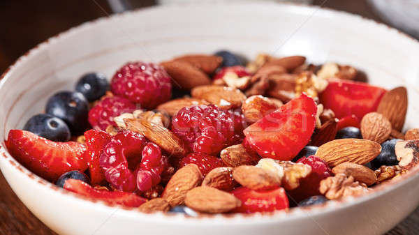 Hausgemachte Müsli Schüssel Erdbeeren Mandeln Heidelbeeren Stock foto © artjazz