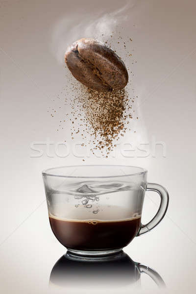 Kawa rozpuszczalna kubek ziemi kawy fasoli objętych Zdjęcia stock © artjazz