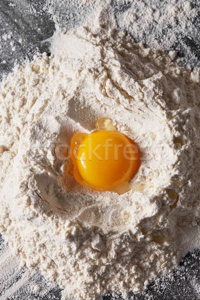 Top vedere proaspăt galbenus de ou faina masa de bucatarie Imagine de stoc © artjazz