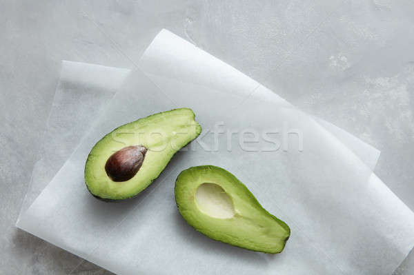 Frischen Avocado geschnitten Papier grau Stein Stock foto © artjazz