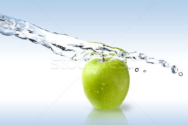 Tatlısu sıçrama yeşil elma yalıtılmış beyaz Stok fotoğraf © artjazz