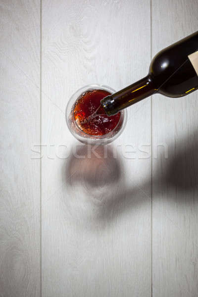 Foto d'archivio: Vino · rosso · vetro · bottiglia · bianco · tavolo · in · legno