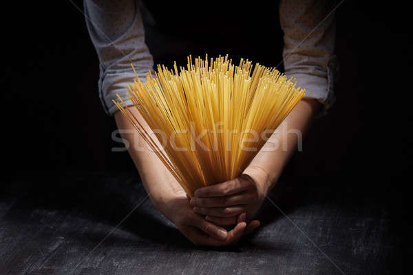 Homme mains spaghettis pâtes table en bois Photo stock © artjazz
