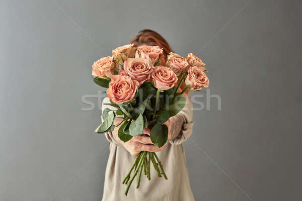 Vrouw boeket beige rozen grijs Stockfoto © artjazz