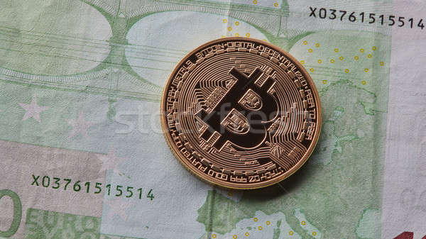 Um moeda de ouro bitcoin euro lucro comércio Foto stock © artjazz