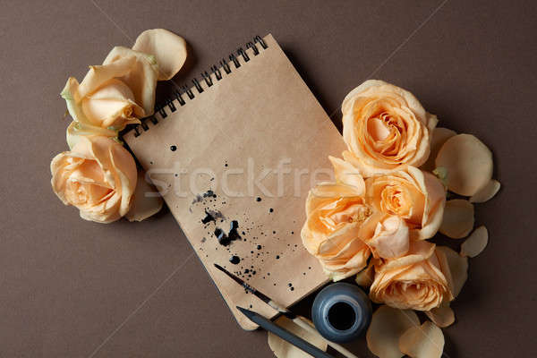 Dziennik notebooka pomysły emocje żółty róż Zdjęcia stock © artjazz