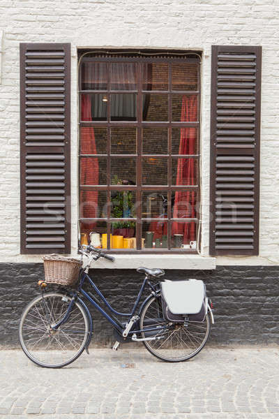 ストックフォト: ヴィンテージ · 自転車 · レンガの壁 · ウィンドウ · レトロな · 自転車