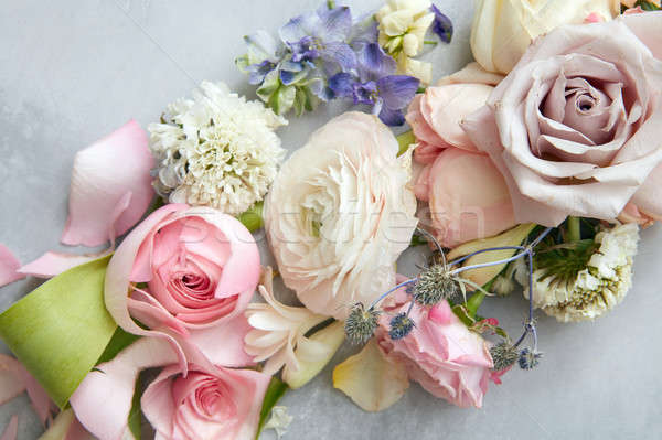 Menyasszonyi gyönyörű virágcsokor szép virágok szürke Stock fotó © artjazz