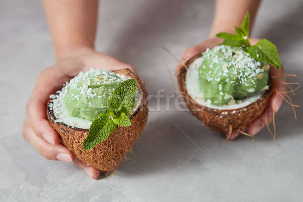 Meisje houden twee kokosnoot groene mint Stockfoto © artjazz