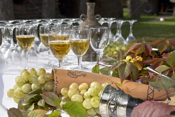 Vino mesa de uva frutas vidrio espacio Foto stock © artjazz