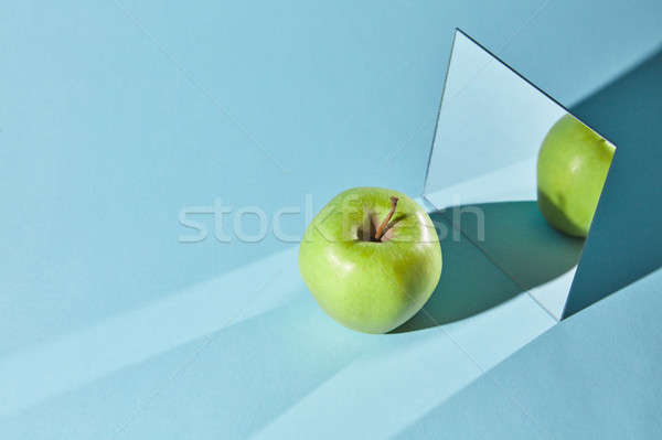 Măr verde pătrat oglindă albastru reflecţie Imagine de stoc © artjazz