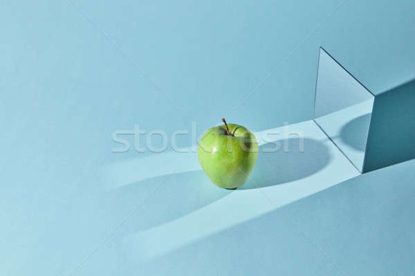 Măr verde pătrat oglindă albastru reflecţie Imagine de stoc © artjazz
