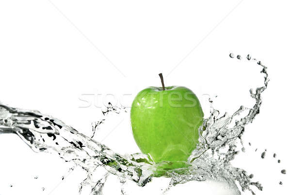 Apa dulce stropire verde măr izolat alb Imagine de stoc © artjazz