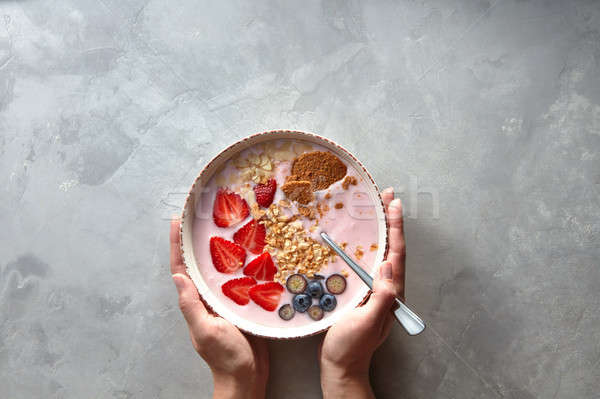 Foto d'archivio: Piatto · cucchiaio · yogurt · frutti · di · bosco · mani