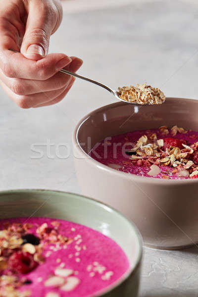 Fatto in casa frutta Berry muesli ragazze mano Foto d'archivio © artjazz