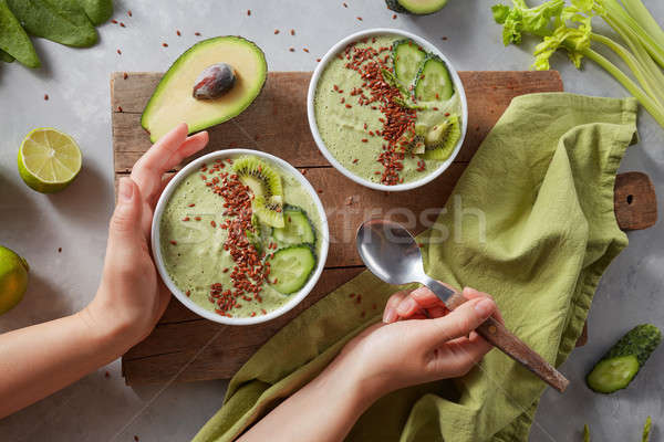 Kom vers kiwi komkommer avocado Stockfoto © artjazz