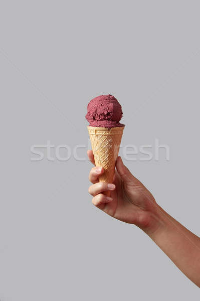 Stockfoto: Vrouwelijke · hand · Rood · bes · ijs · wafel