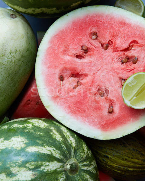 红色 · 西瓜 ·片 / close-up of fresh slices of red watermelon