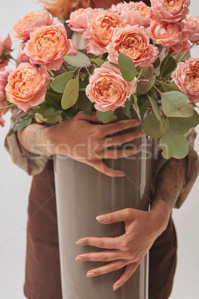 Lány tart váza virágcsokor rózsák kezek Stock fotó © artjazz
