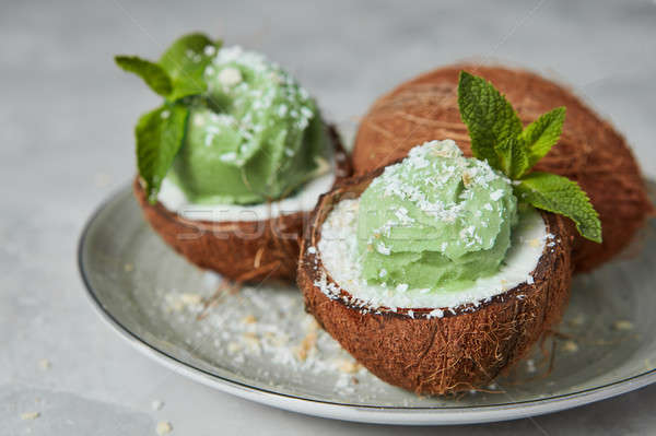 Heerlijk eigengemaakt groene ijs kokosnoot shell Stockfoto © artjazz