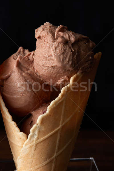 Dulce îngheţată vafela con făcut în casă ciocolată Imagine de stoc © artjazz