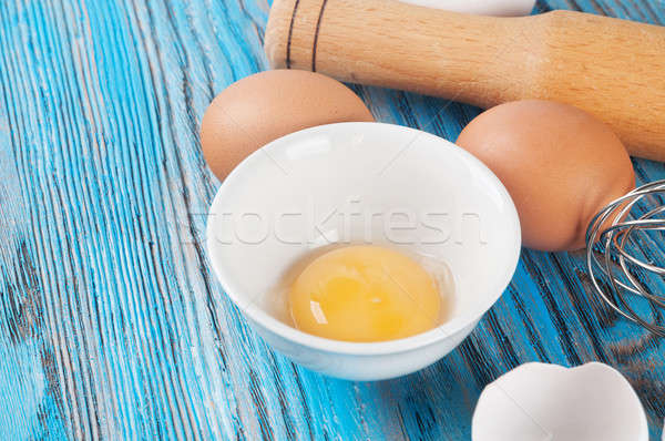 Ouă ou galbenus de ou alb fel de mâncare albastru Imagine de stoc © Artspace